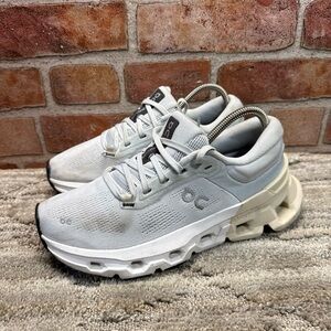 On  Cloudflyer Running Athletic Shoes in Gray and Cream women Sz 6